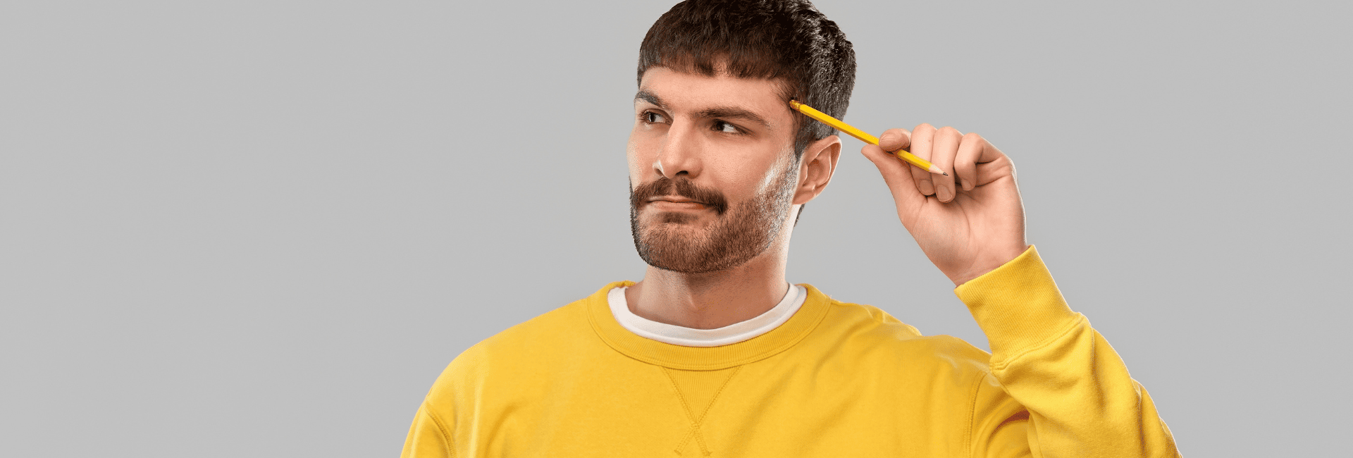 Homme avec un gilet jaune qui réfléchi sur l'achat ou le démarrage d'une entreprise