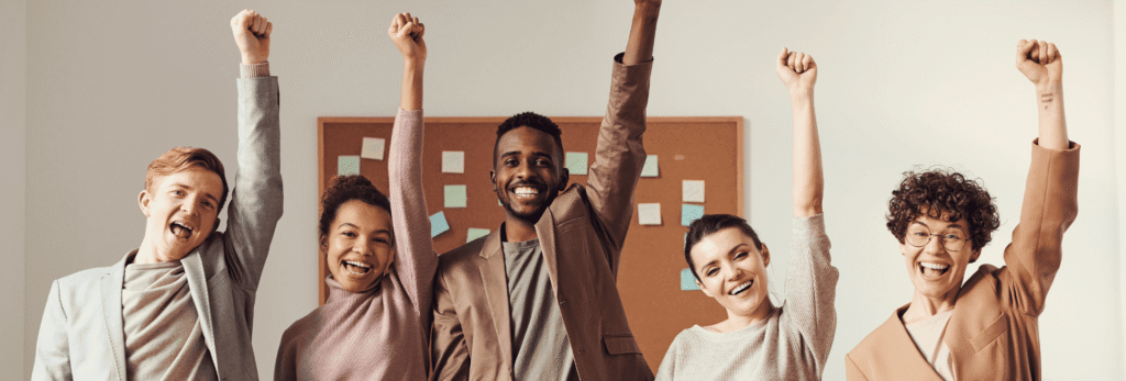 un groupe d'employés heureux avec les bras dans les airs