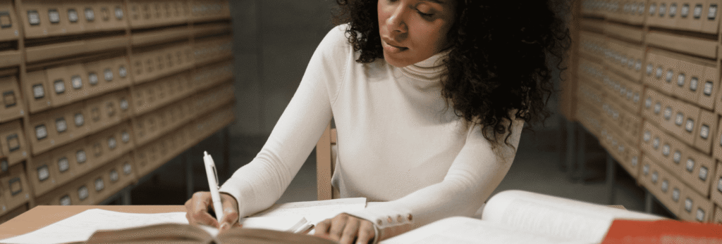 Une belle femme avec un gilet blanc au long cheveux qui fait des recherches pour des études de marché