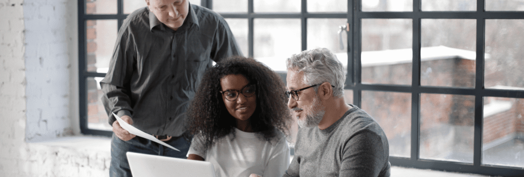 une femme et deux hommes qui sont en processus de succession d'entreprise