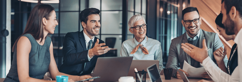 Une image avec des gens d'affaires qui discutent et s'entraîdent.