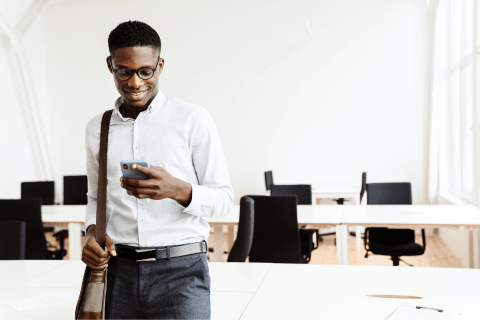 Un homme de couleur noir qui regarde son téléphone