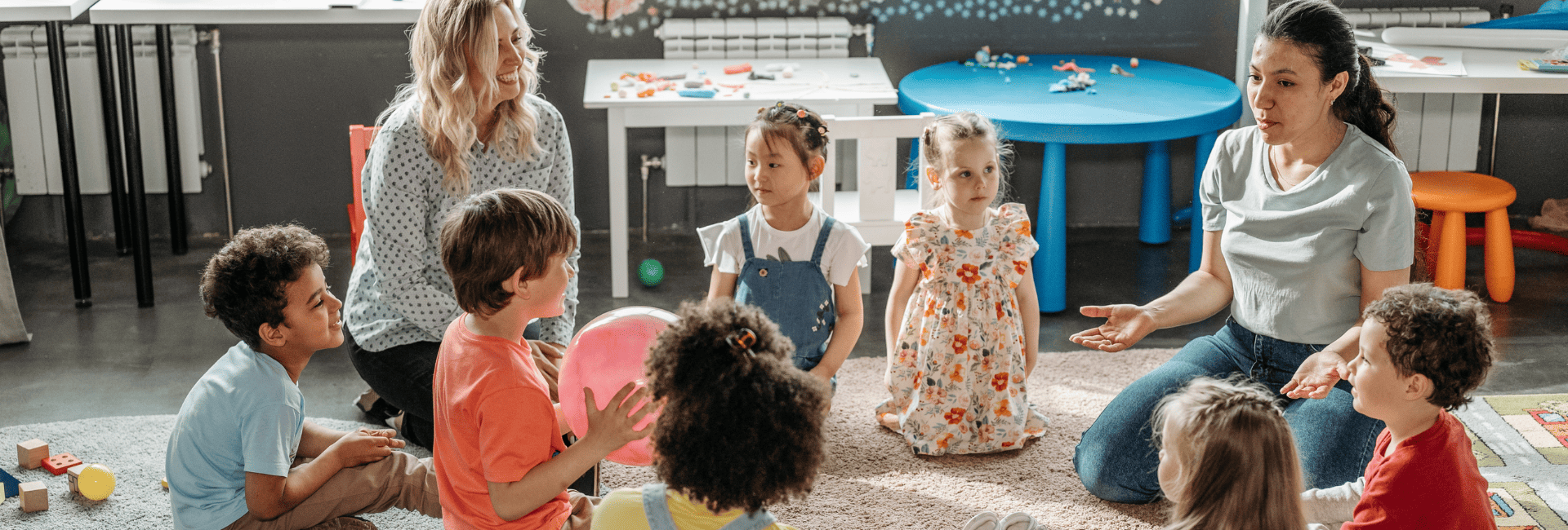 c'est une photo avec des enfants qui sont à la garderie.