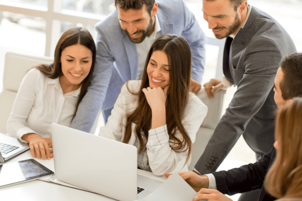 des gens d'affaires qui discutent et regardent dans un ordinateur